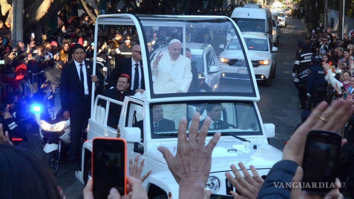 $!CIUDAD DE MÉXICO, 17FEBRERO2016.- El Papa Francisco salió muy temprano de la nunciatura para volar a ciudad Juárez donde termina su gira por nuestro país.