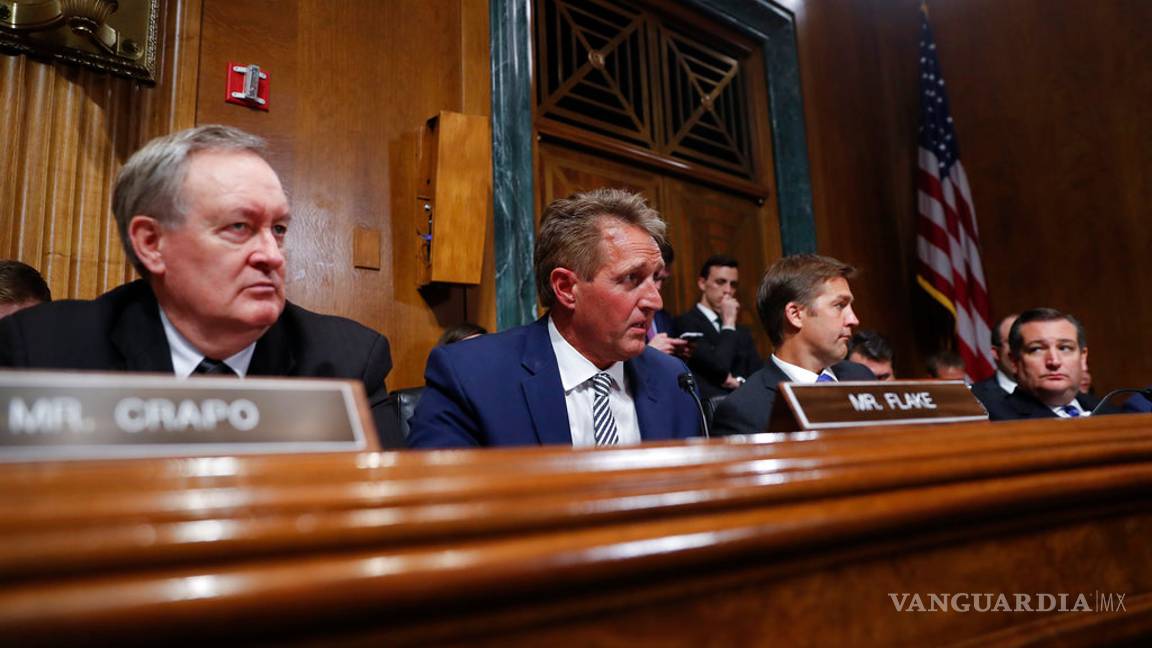 $!FBI habla con compañeros de clase de Kavanaugh