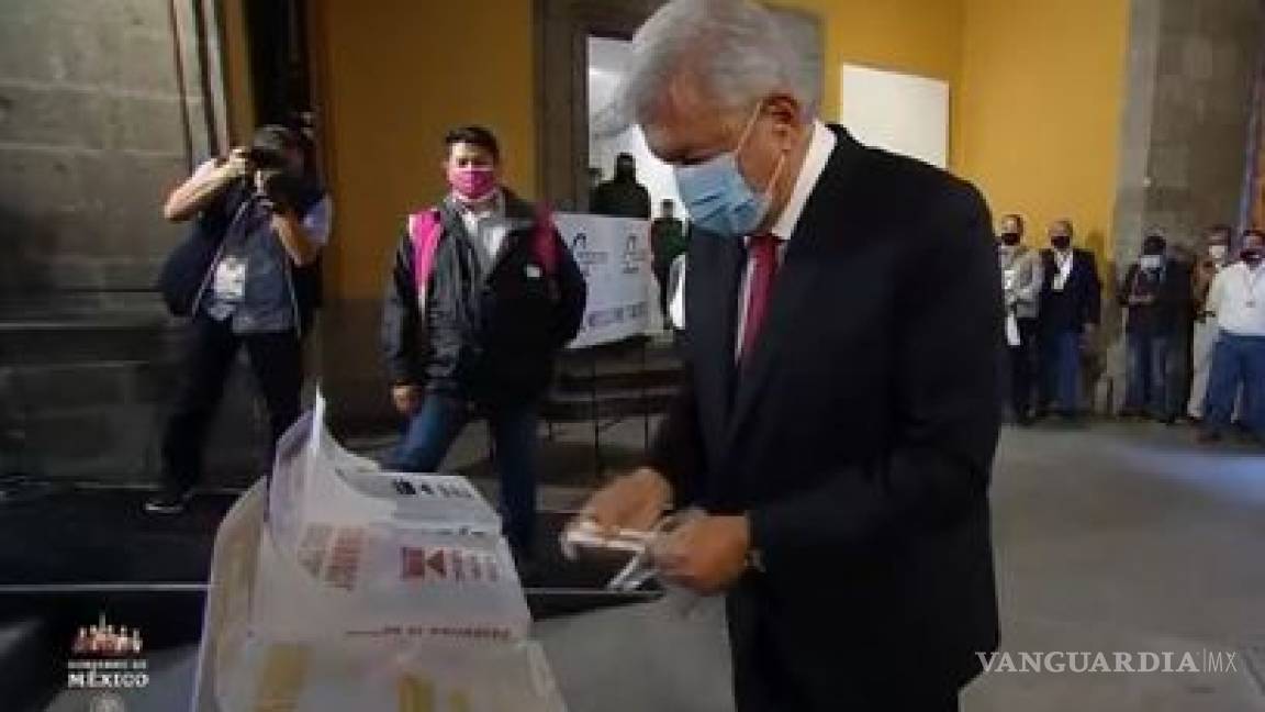 'Qué viva la democracia'... AMLO emite su voto cerca de Palacio Nacional (video)