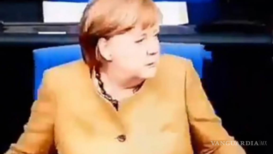 La simpática reacción de Angela Merkel al olvidar su cubrebocas