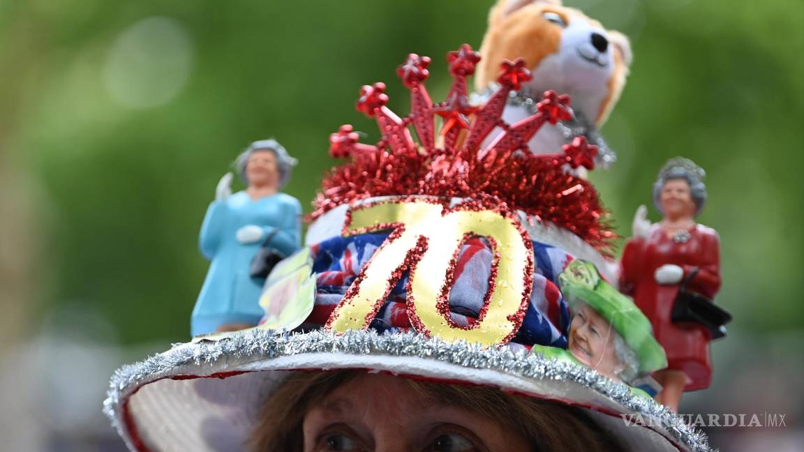 $!Donna Werner, una seguidora de la familia real británica, asiste a los aledaños de The Mall para celebrar el Jubileo de Platino de la Reina Isabel II en Londres.