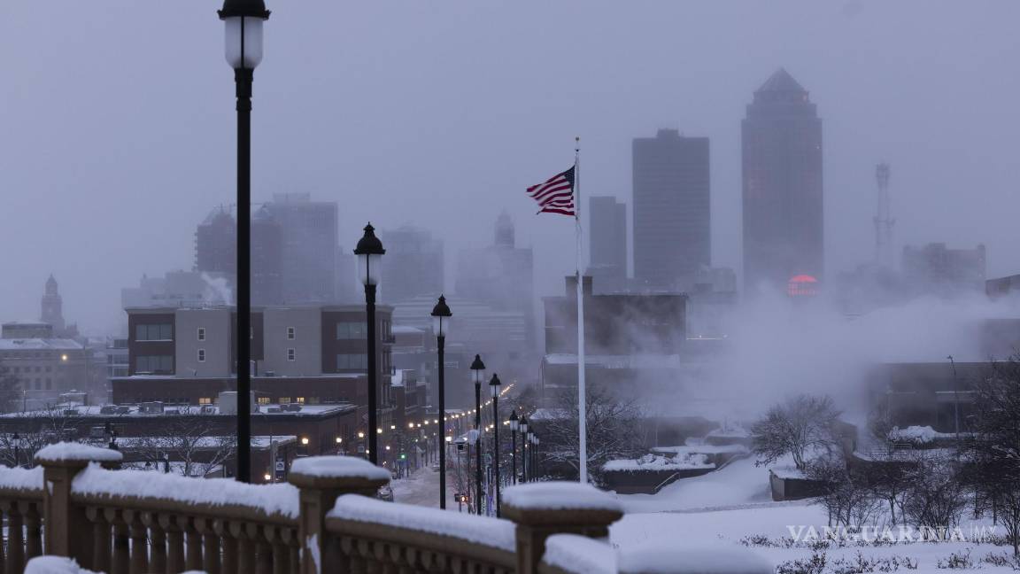 $!Una vista del centro de la ciudad mientras las temperaturas caen a niveles peligrosamente fríos debido a una masa de aire ártico después de una tormenta de nieve ayer en Des Moines, Iowa.