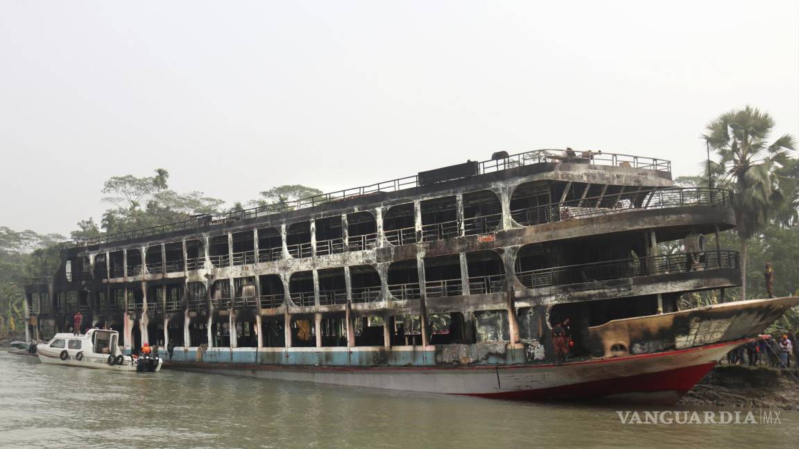 Arde barco en Bangladesh: deja 39 muertos y más de 100 heridos en vísperas de Noche Buena