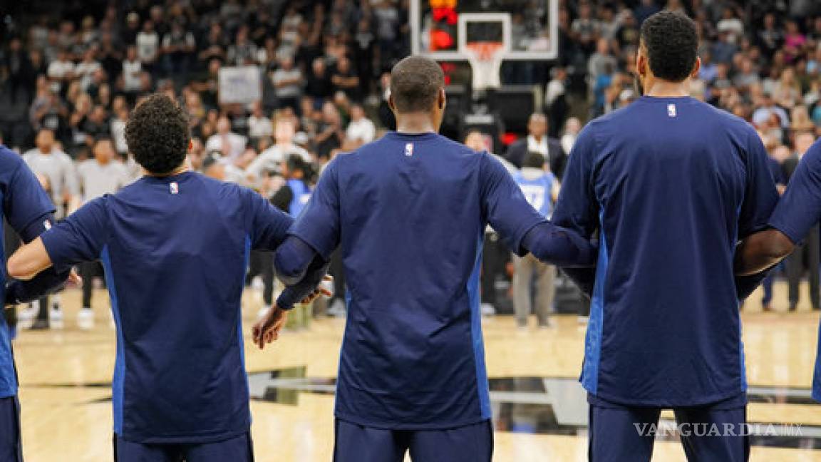 Spurs entrelazan brazos y despliegan video mensaje por la igualdad