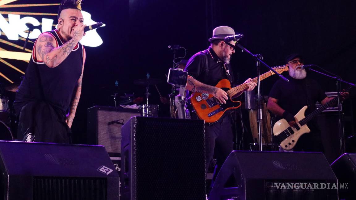 $!Los miembros de El Gran Silencio combinan su talento musical con una coreografía impresionante, creando una experiencia visual y sonora única para sus fanáticos.