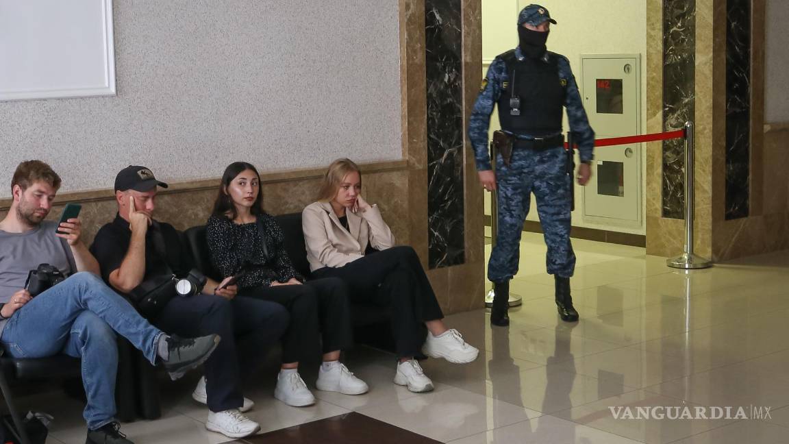 $!Un grupo de periodistas en el tribunal durante la audiencia de un caso contra el corresponsal del Wall Street Journal, Evan Gershkovich.