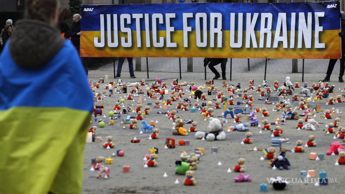 $!Miembros de la ONG Avaaz y refugiados ucranianos colocan osos de peluche y juguetes para niños en la rotonda Schuman en Bruselas, Bélgica