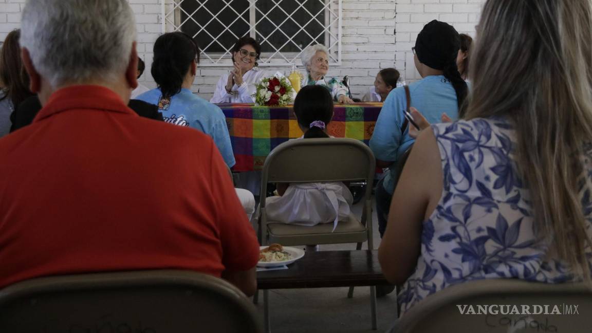 $!Reconocen colonos de Parques de la Cañada a doña Jovita Gutiérrez y Aguilera