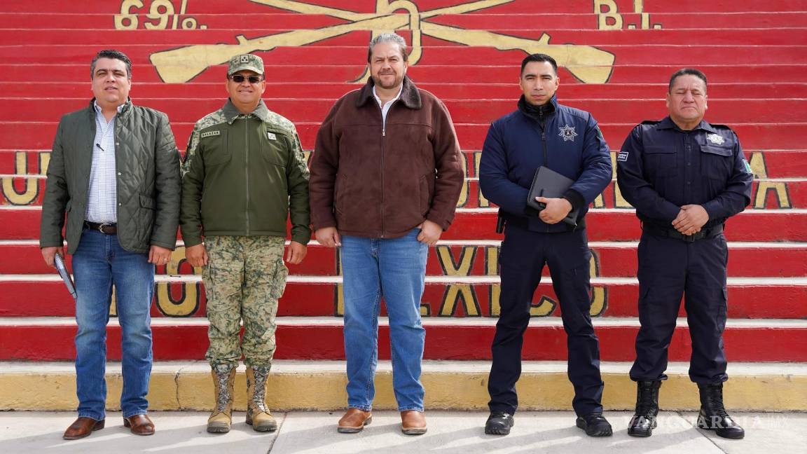 $!El alcalde y colaboradores entablaron diálogo con el teniente coronel Esteban Salazar León.