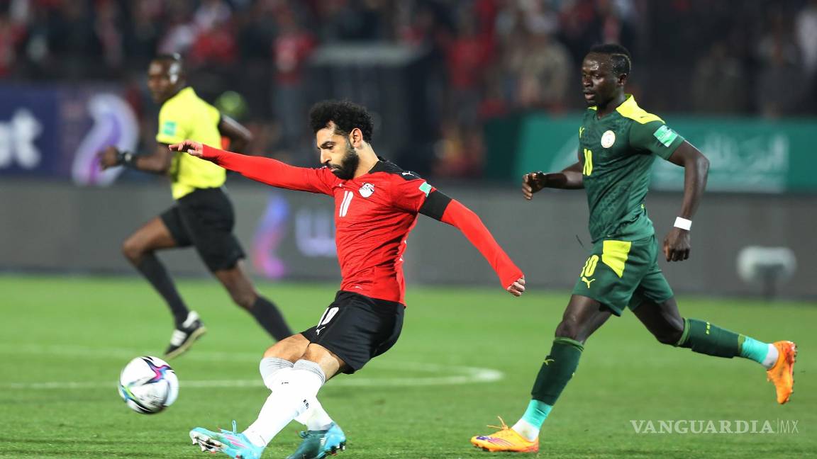$!Mohamed Salah de Egipto detrás del balón en Sadio Mané de Senegal.