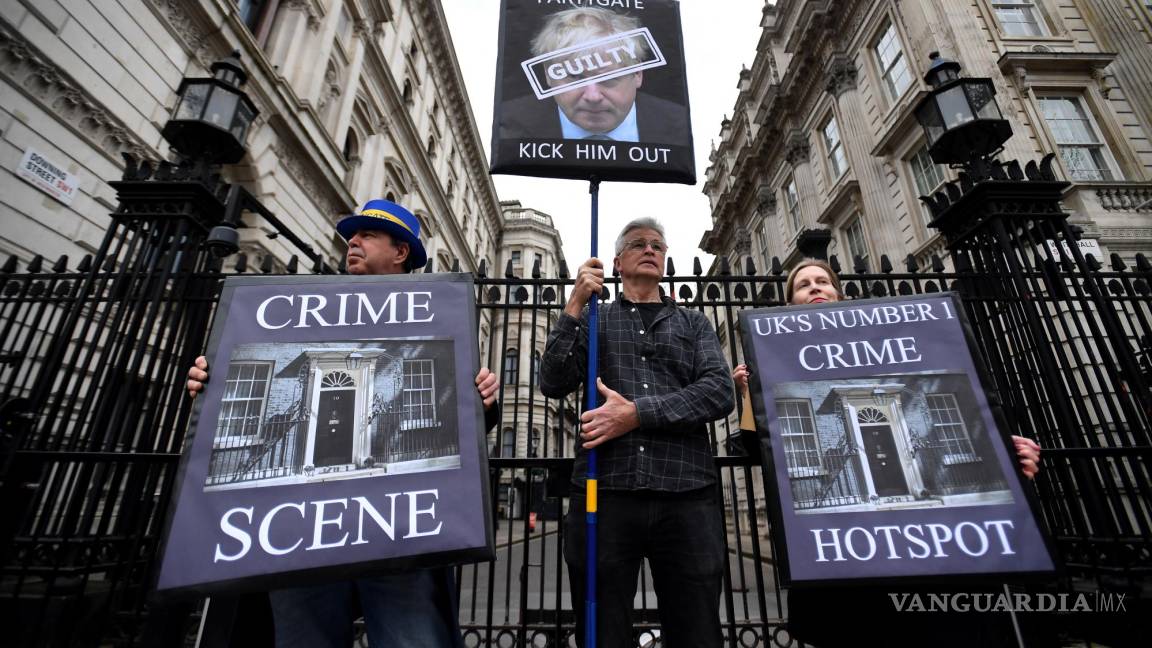 $!Personnas se manifiestan contra el primer ministro británico Boris Johnson y el canciller Rishi Sunak en las afueras de Downing Street en Londres, Gran Bretaña.