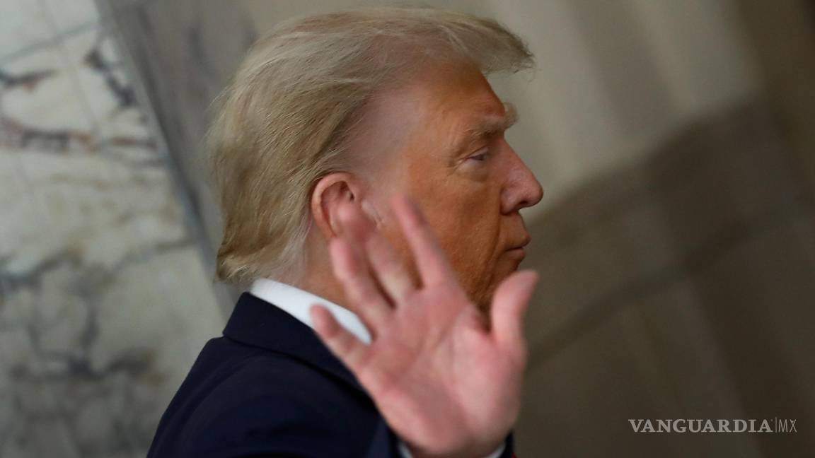 $!El expresidente estadounidense Donald J. Trump hace gestos a los medios durante un breve receso en el tercer día de su juicio por fraude civil en Nueva York.