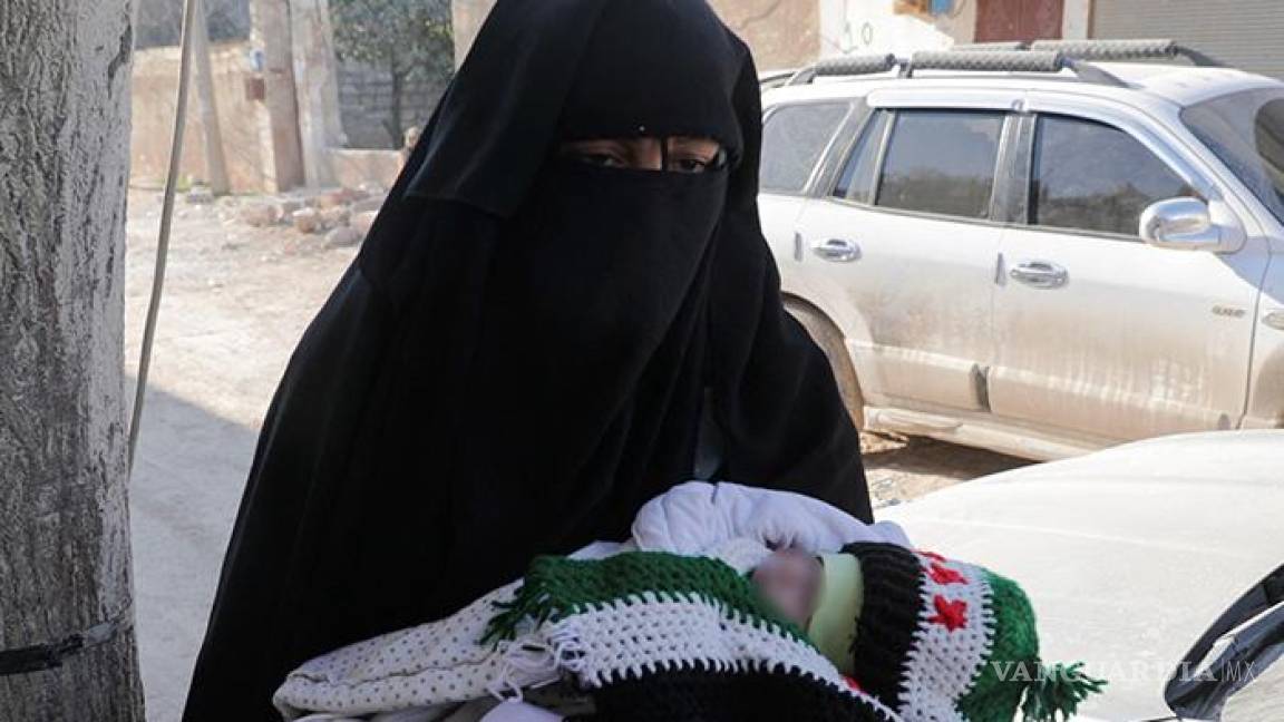 ‘Bebé milagro’ nacida bajo los escombros en Siria fue adoptada
