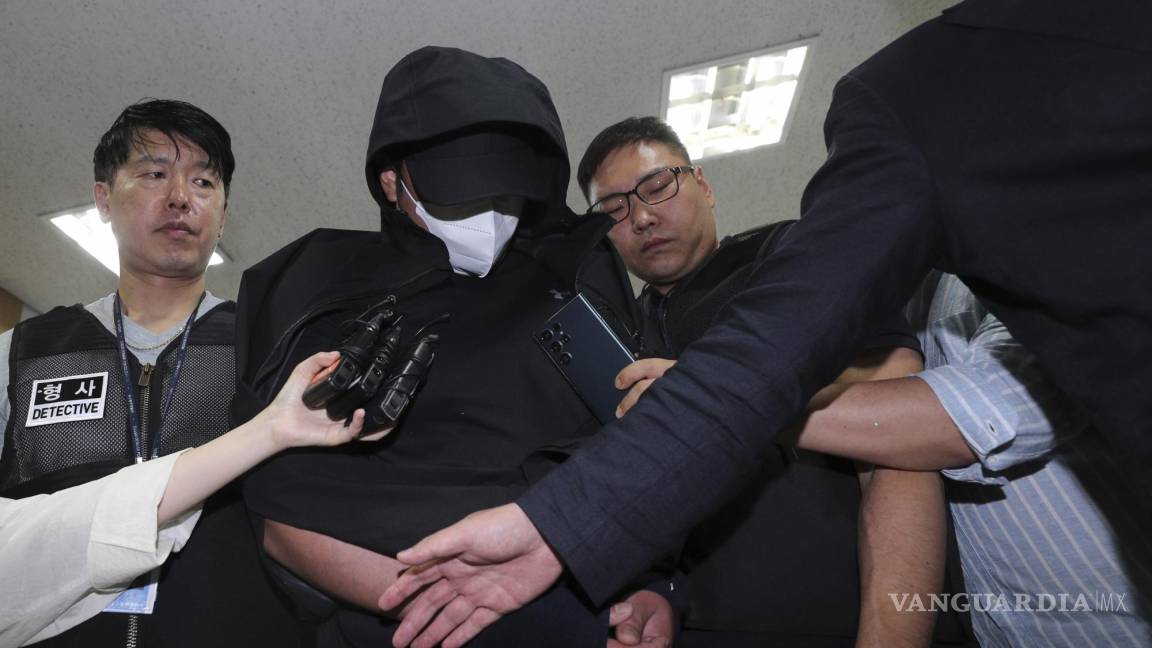 Arrestan al hombre que durante vuelo abrió la puerta de un avión en Corea
