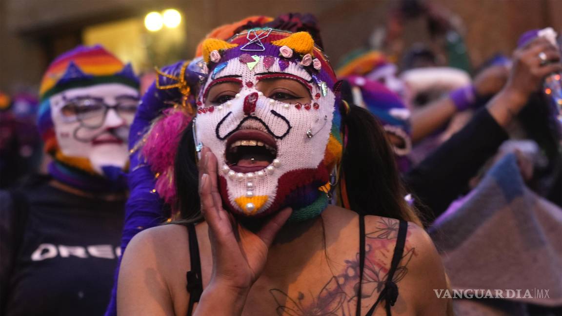 $!Una mujer grita consignas durante una marcha para conmemorar el Día Internacional de la Mujer, en La Paz, Bolivia.
