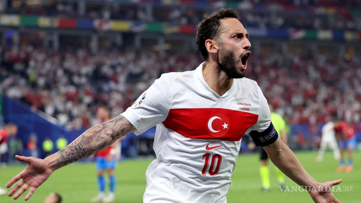 $!Hakan Calhanoglu marcó la anotación con la que Turquía empezó ganando.
