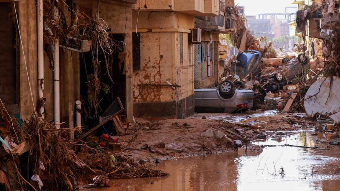 $!Las autoridades enfrentadas del este y oeste, que se dividen el poder ejecutivo, pidieron a la comunidad internacional ayuda humanitaria