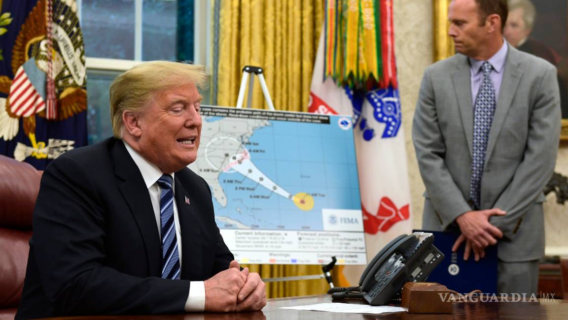$!Trump pide a la población que se resguarde del huracán "Florence"