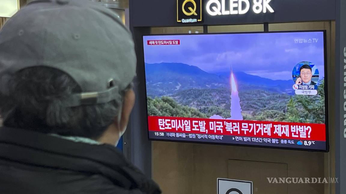 $!Un hombre mira las noticias en Seúl. Según el Estado Mayor Conjunto de Corea del Sur, Corea del Norte lanzó un misil balístico hacia el Mar del Este.