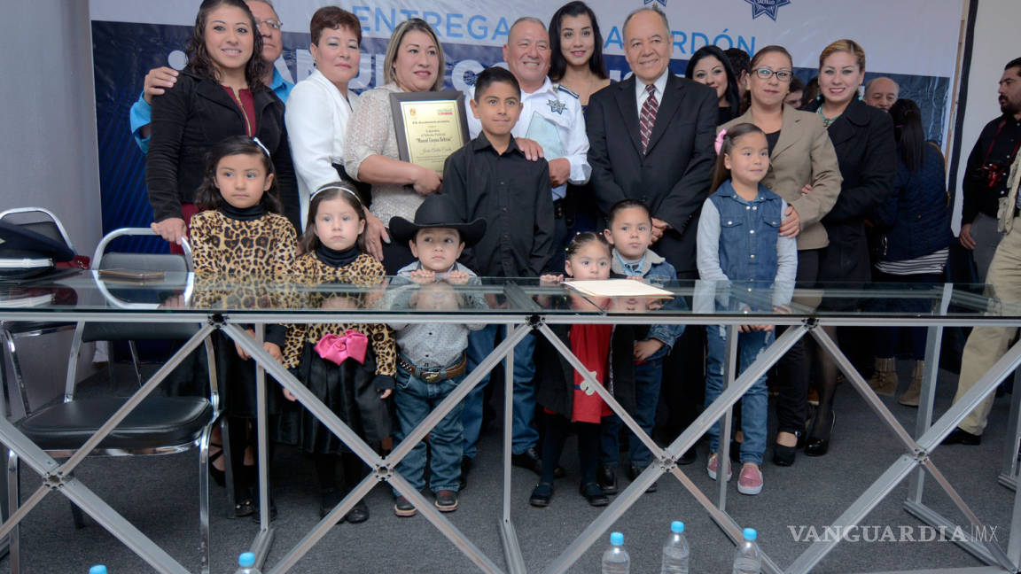 Elemento de la Policía Municipal de Saltillo recibe galardón por trayectoria