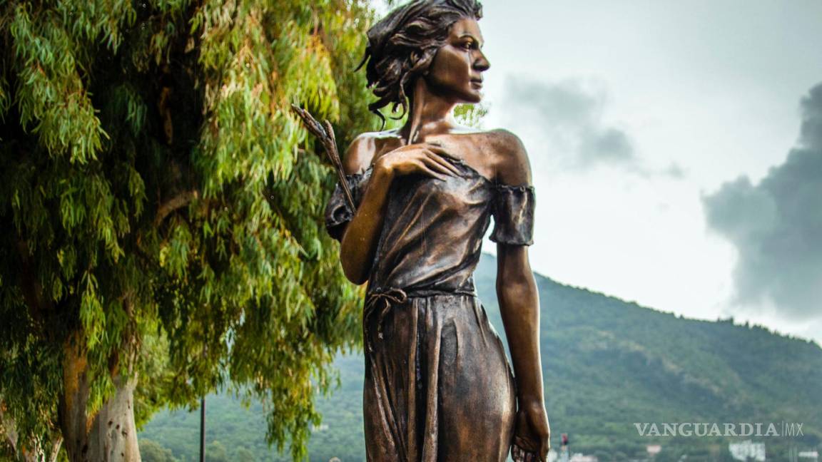 “Spigolatrice di Sapri”, una estatua de campesina, desata denuncias de sexismo en Italia