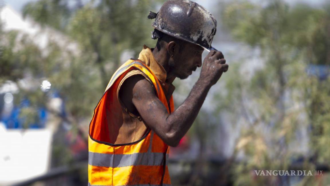 $!Elementos de la Guardia Nacional, SEDENA, Protección Civil y bomberos, siguen en las labores de rescate en el lugar donde 10 mineros en Sabinas, Coahuila (México).