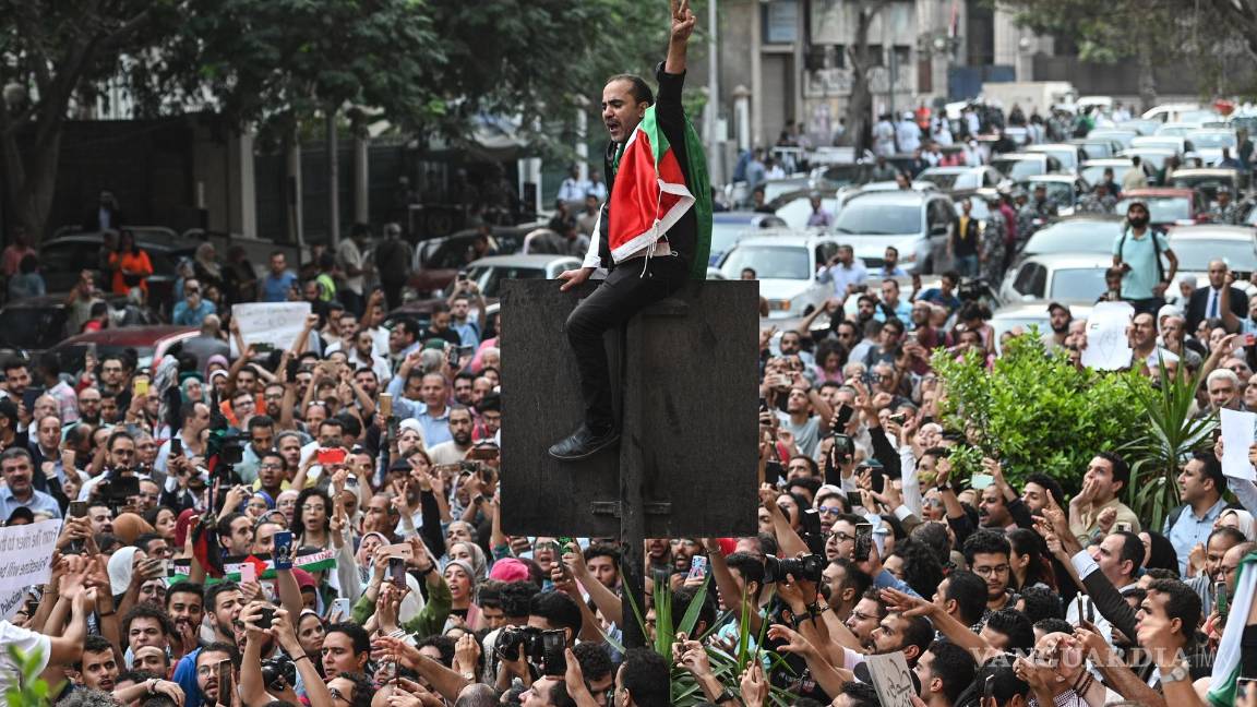$!Los manifestantes gritan consignas en una protesta en apoyo del pueblo palestino, en El Cairo, Egipto.