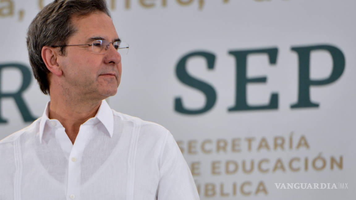 Esteban Moctezuma, secretario de Educación Pública, debe materias de su segunda licenciatura
