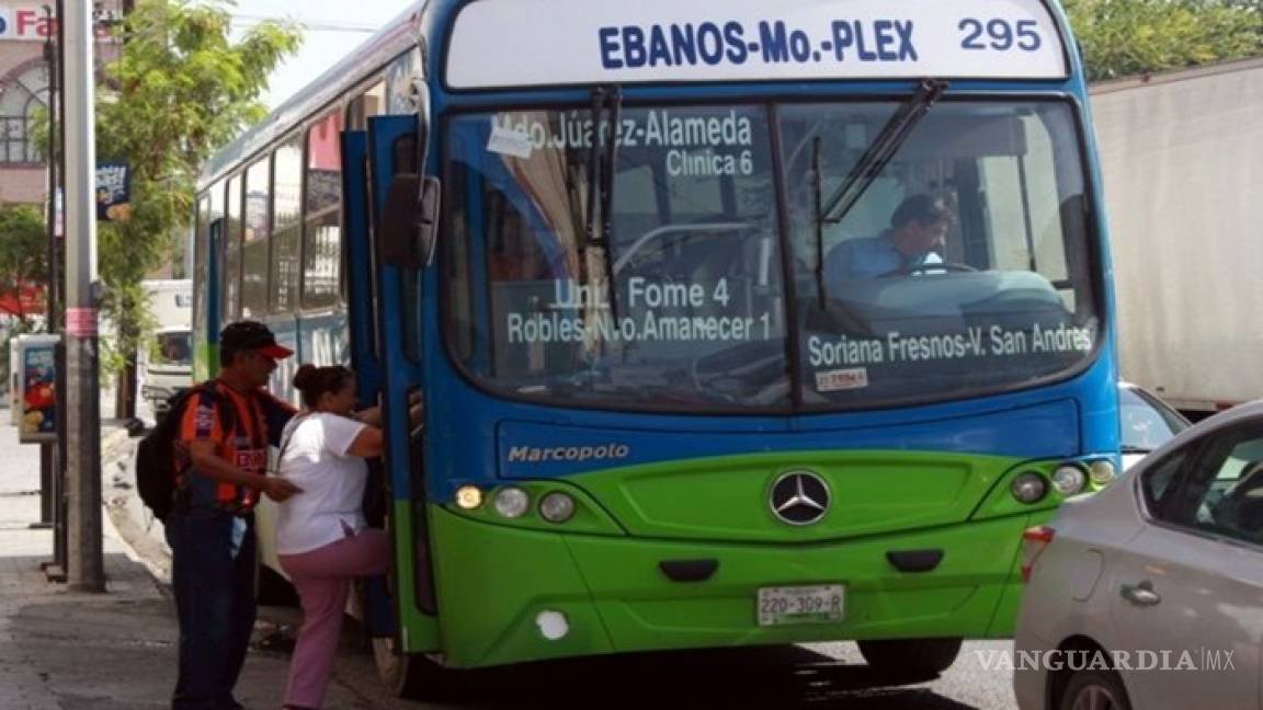 Paran camiones del transporte urbano en Monterrey por no lograr incremento en tarifa; miles de personas afectadas
