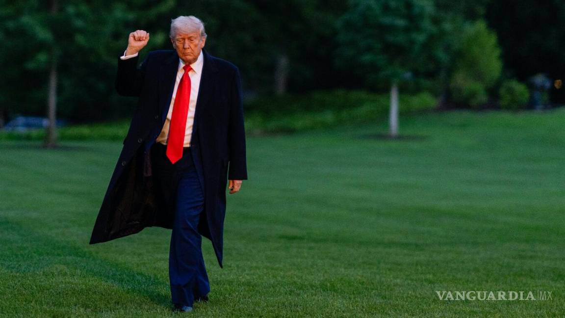 Ignora Trump las advertencias económicas y pasa de los recortes fiscales a los aranceles