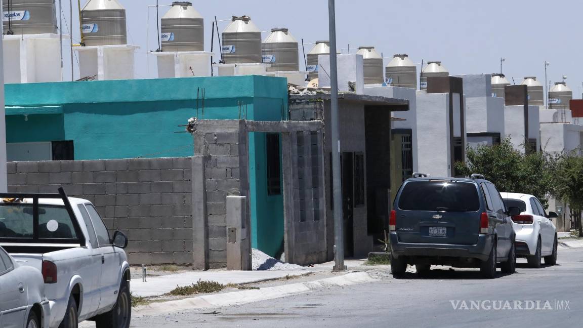 En Saltillo, colonia La Valencia lleva dos semanas sin agua; ‘la que nos ha caído está sucia y provoca enfermedades’