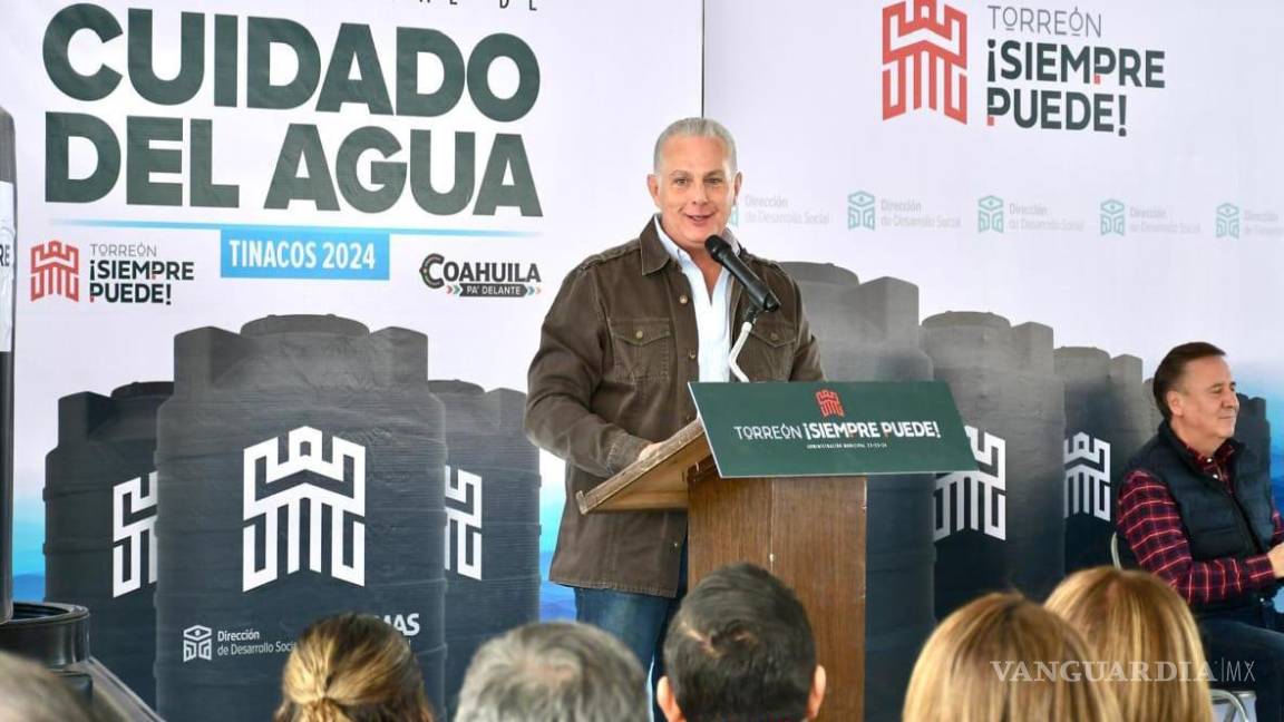 Alcalde entrega tinacos y refuerza suministro de agua en el oriente de Torreón