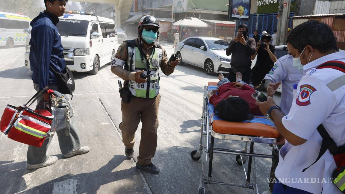 $!BANGKOK (Thailand), 28/03/2025.- The injured are evacuated from the scene of a collapsed building after an earthquake, in Bangkok, Thailand, 28 March 2025. A 7.7-magnitude earthquake struck Myanmar, according to the United States Geological Survey (USGS), with tremors felt in neighboring Thailand. (Terremoto/sismo, Birmania, Tailandia, Estados Unidos) EFE/EPA/NARONG SANGNAK