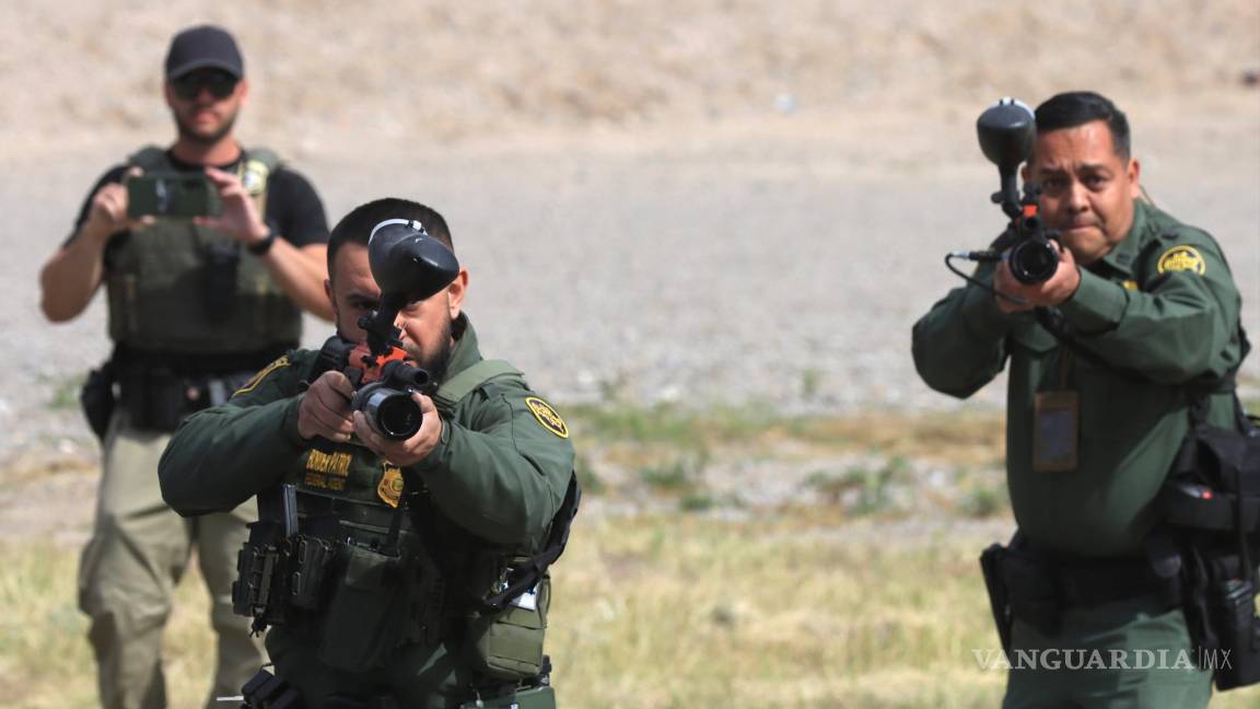 $!Agentes de Patrulla Fronteriza de El Paso, Texas, dispararon presuntas balas de goma contra migrantes venezolanos para disolver una manifestación en Ciudad Juárez.