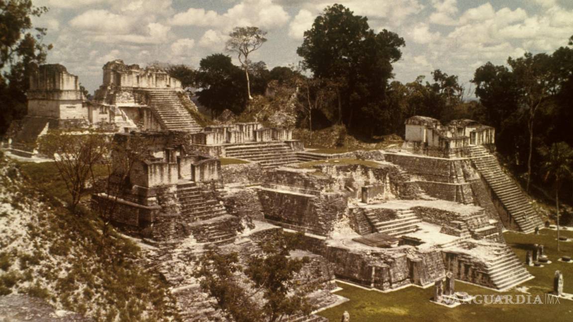 $!Acrópolis del Norte en la antigua ciudad de Tikal (Guatemala), construida por los mayas. EFE/Isabel Martínez Pita