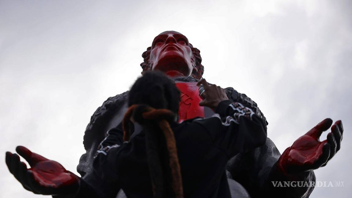 $!Monumentos y estatuas son víctimas de la ira y las protestas antirracistas en todo el mundo (fotos)