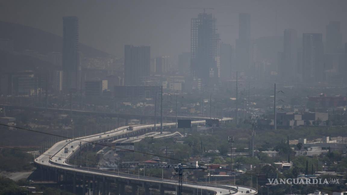 $!Fotografía del 24 de marzo de 2023, donde se observa un alto índice de contaminación en el municipio de Santa Catarina, en Nuevo León (México).