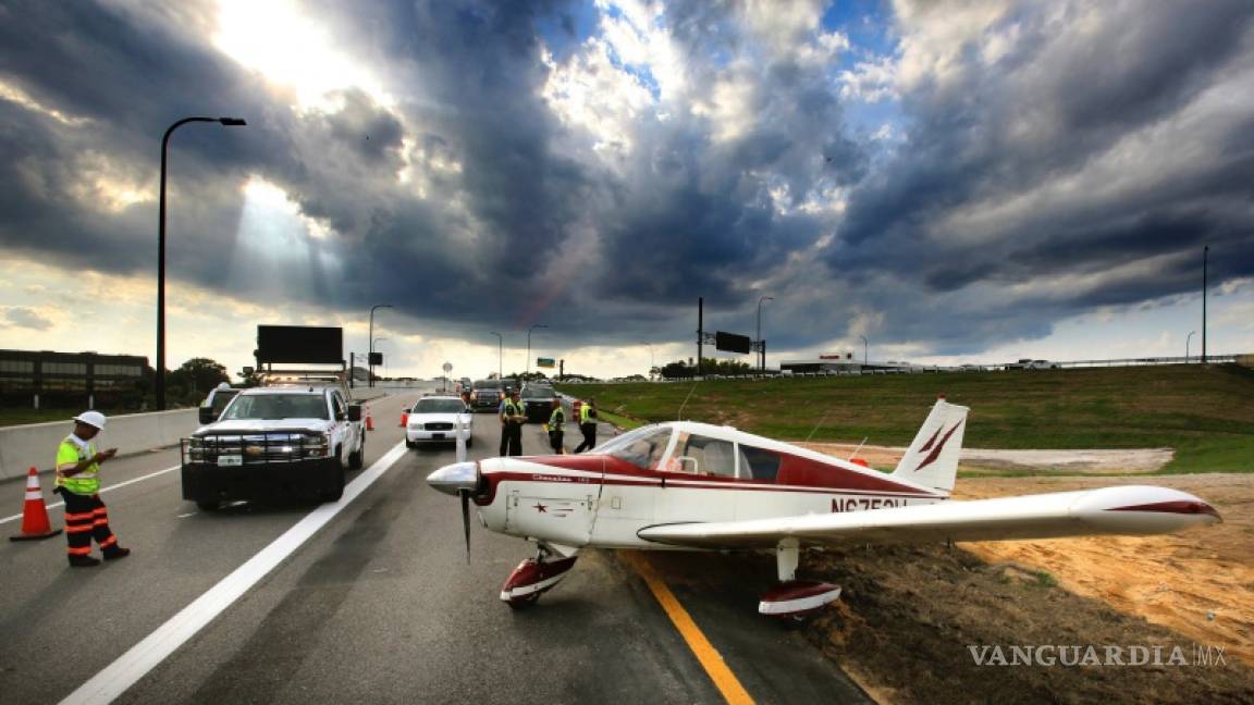 Avioneta aterriza en un autopista de Florida en plena hora pico