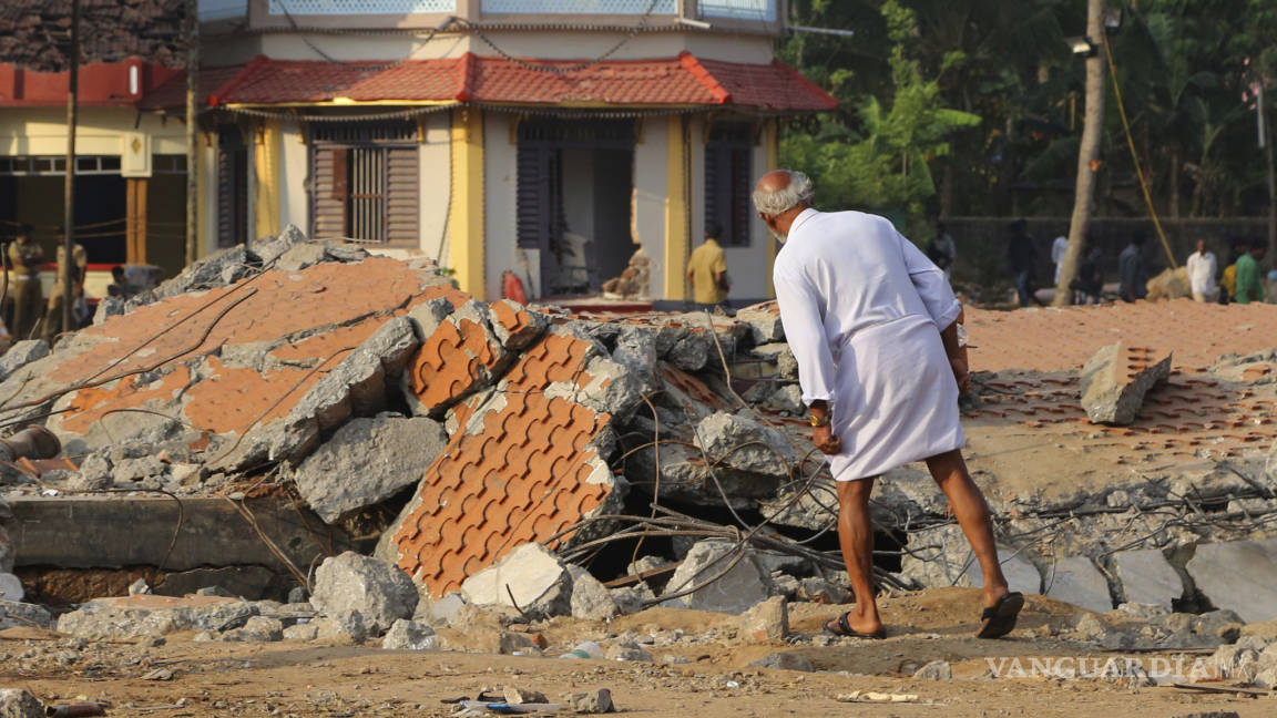 Caen 7 personas por incendio de templo en India