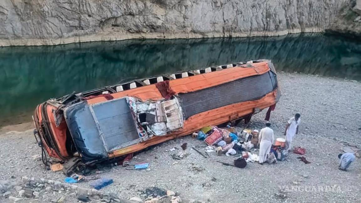 Autobús con peregrinos vuelca en Pakistán, hay 20 fallecidos