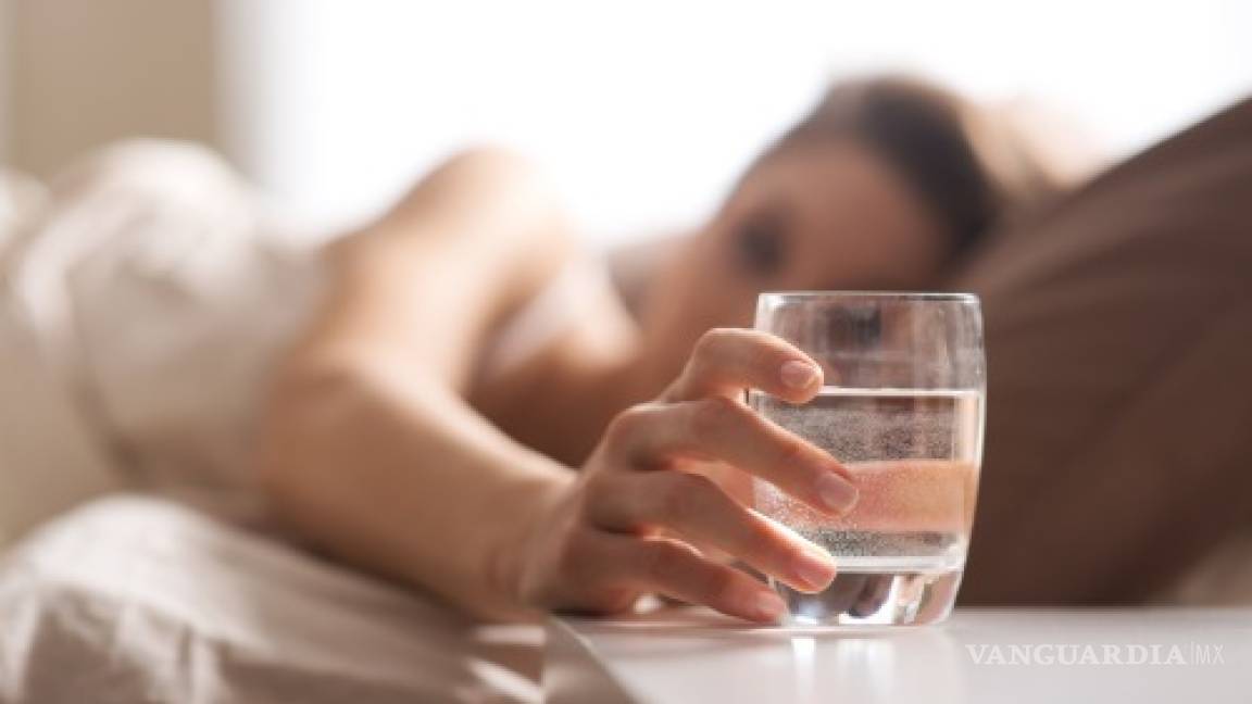 Razones por las que debes tomar agua tibia en las mañanas