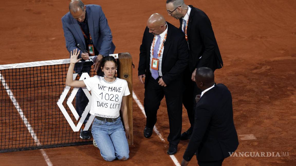 Una activista se encadena a la red e interrumpe la semifinal entre Casper Ruud y Marin Cilic en Roland Garros