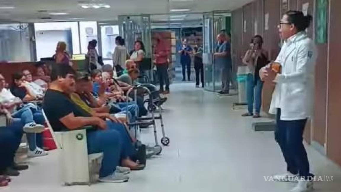 Saltillense trabajador del IMSS lleva alegría a la sala de espera de oncología en clínica de Monterrey