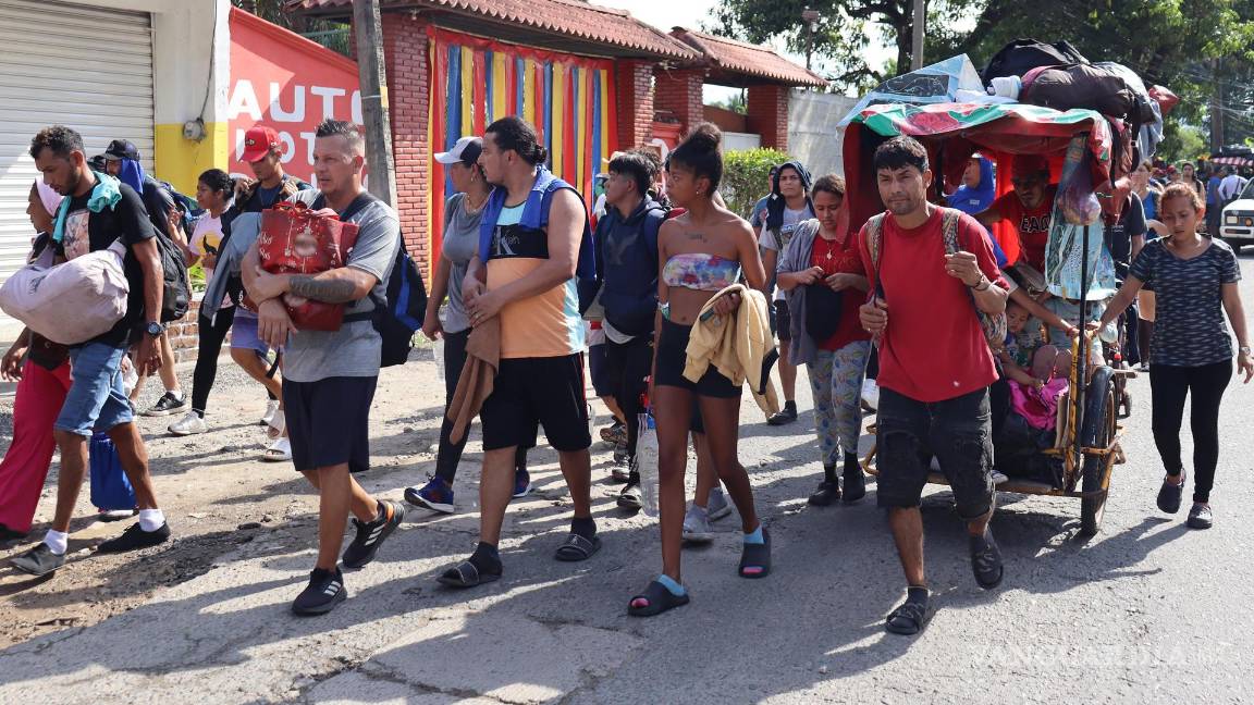 $!Migrantes caminan en caravana rumbo a Estados Unidos, en el municipio de Tapachula en Chiapas (México).