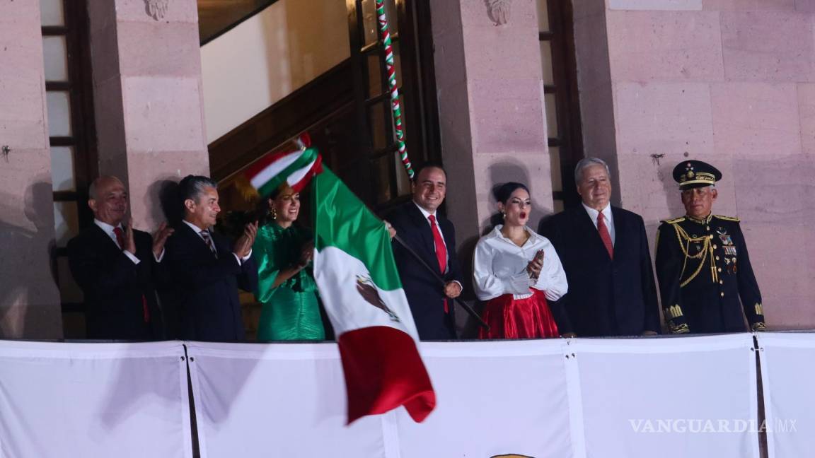 En ceremonia ciudadana, da Manolo Jiménez su primer Grito de Independencia