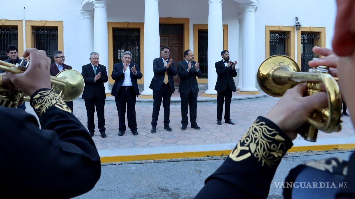 $!Posterior a la ceremonia, los presentes se encaminaron hacia la explanada de la biblioteca para presenciar una firma de convenio.