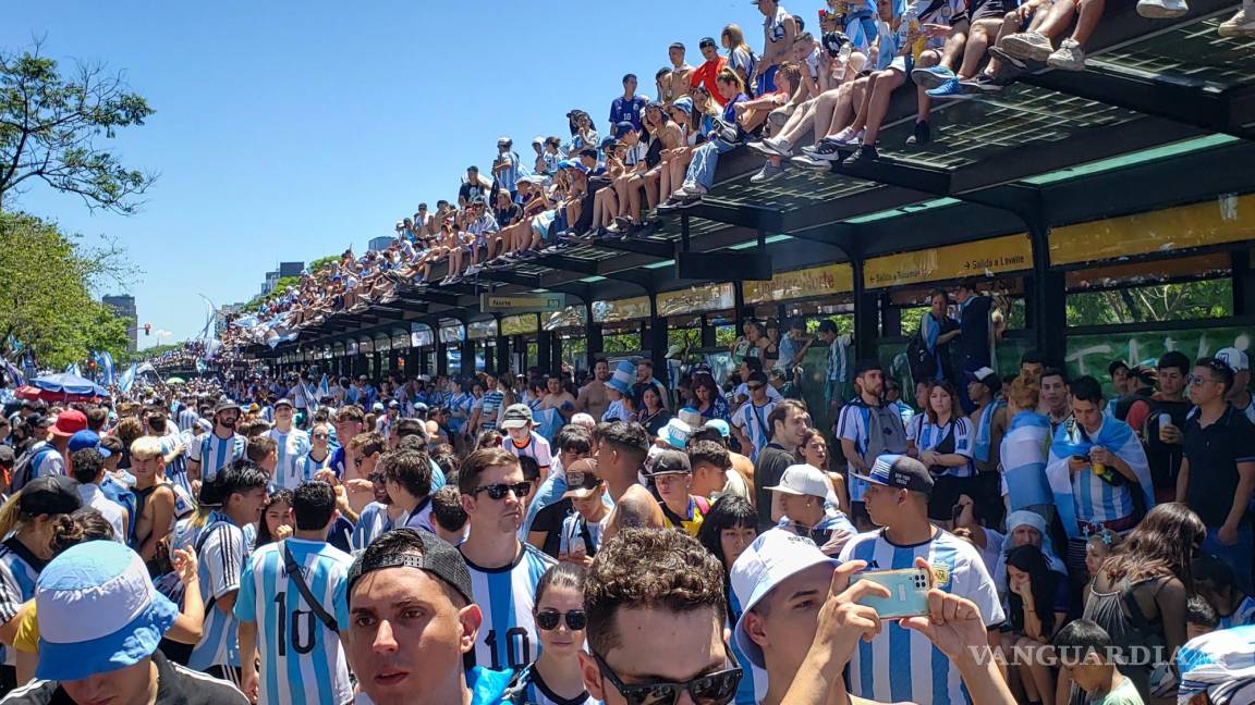 $!Hinchas de Argentina se reúnen para celebrar la victoria de la selección argentina en el Mundial de Qatar 202, en Buenos Aires, Argentina.