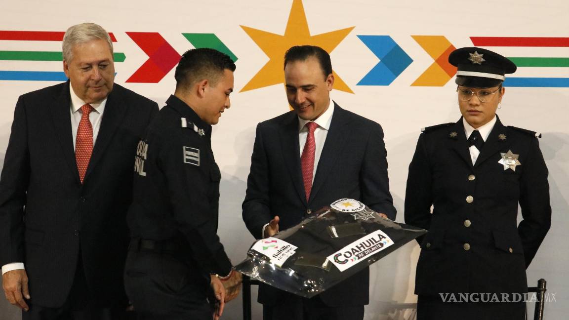 $!También fueron entregados 2 mil 800 uniformes, con una inversión de 14 millones de pesos.