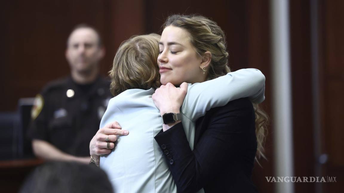 $!La actriz Amber Heard recibe un abrazo al llegar a la corte.