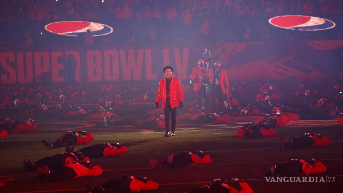 $!The Weeknd durante su actuación en la LV edición del Super Bowl en febrero de 2021,en Tampa (Florida).